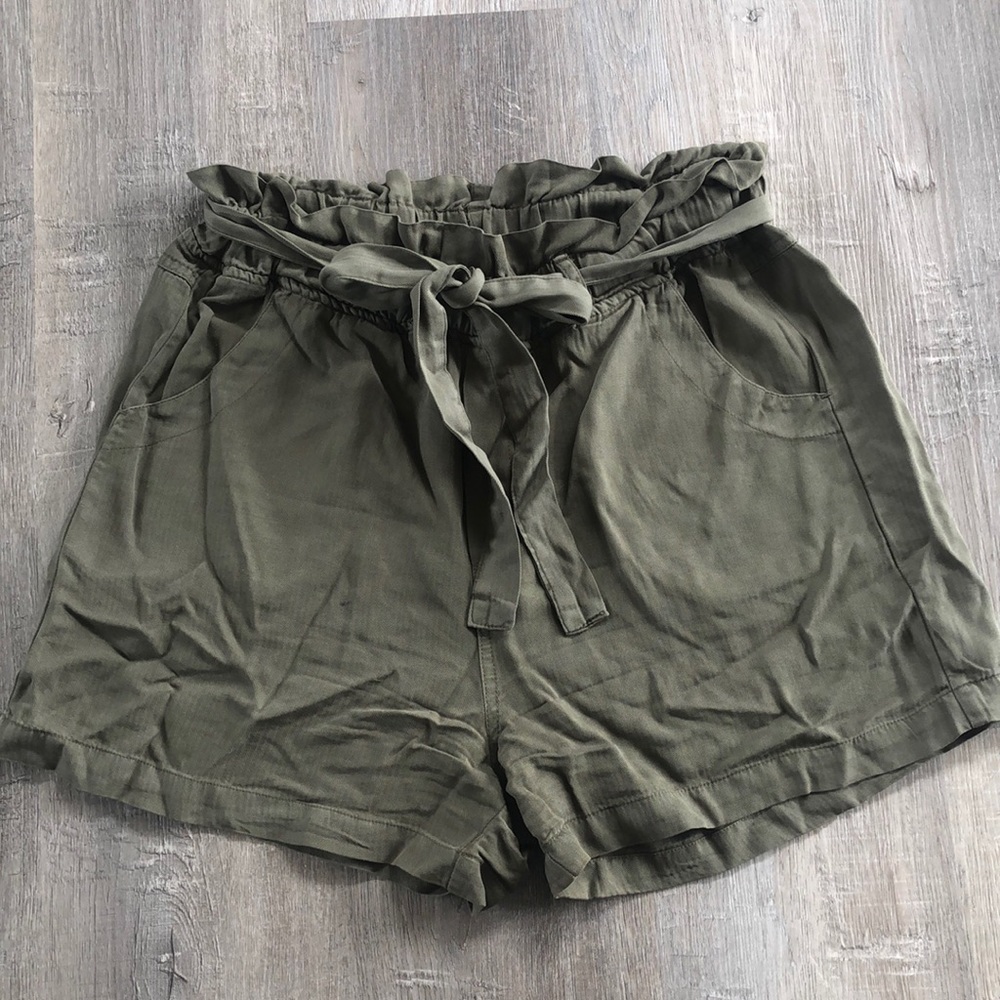 Green midi paper bag shorts 💚